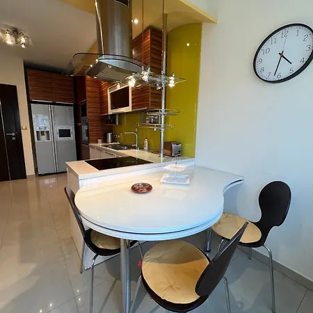 Luxurious Oasis アパート